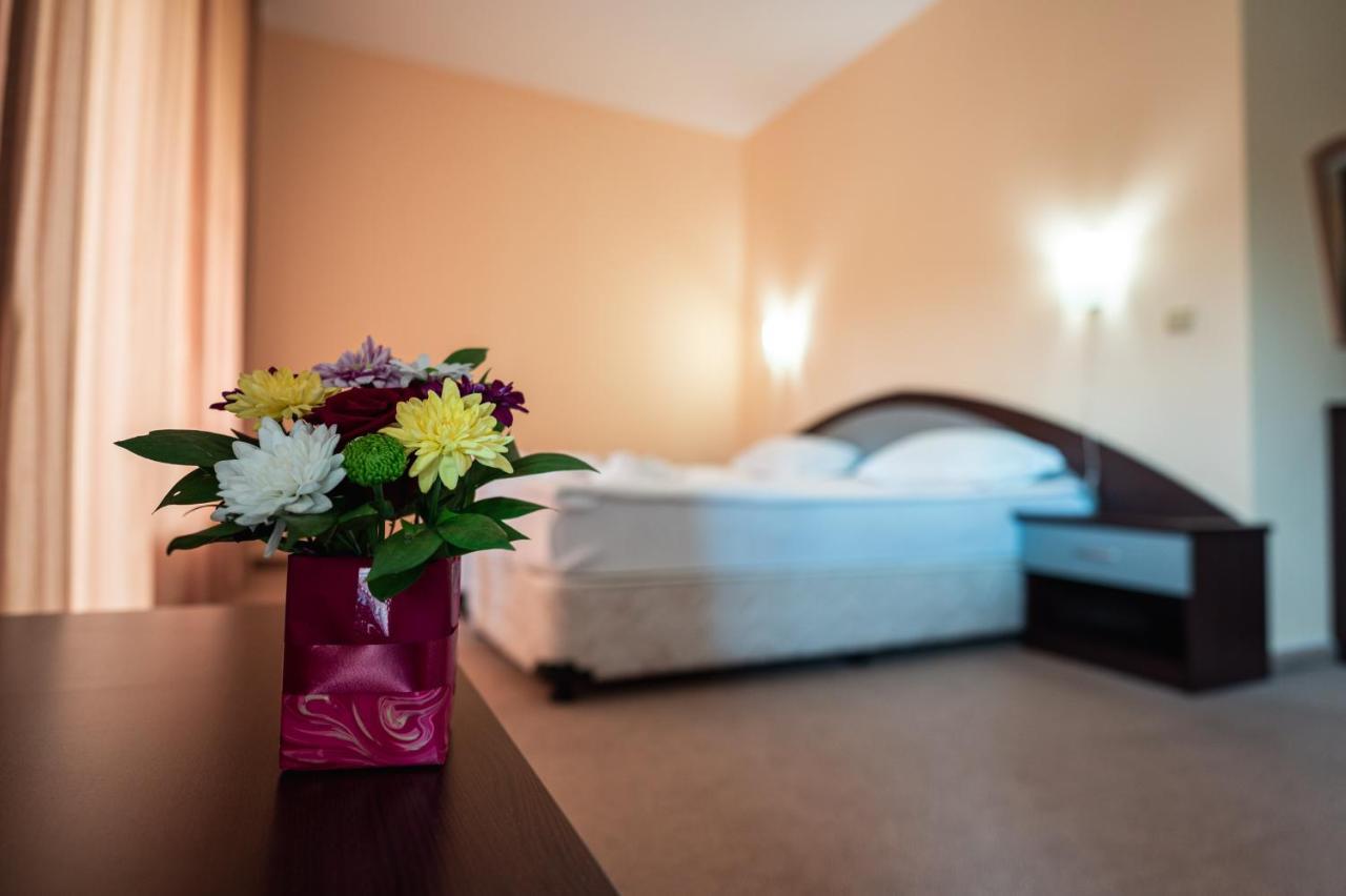 Hotel Paradise Green Park โกลเดน แซนส์ ภายนอก รูปภาพ