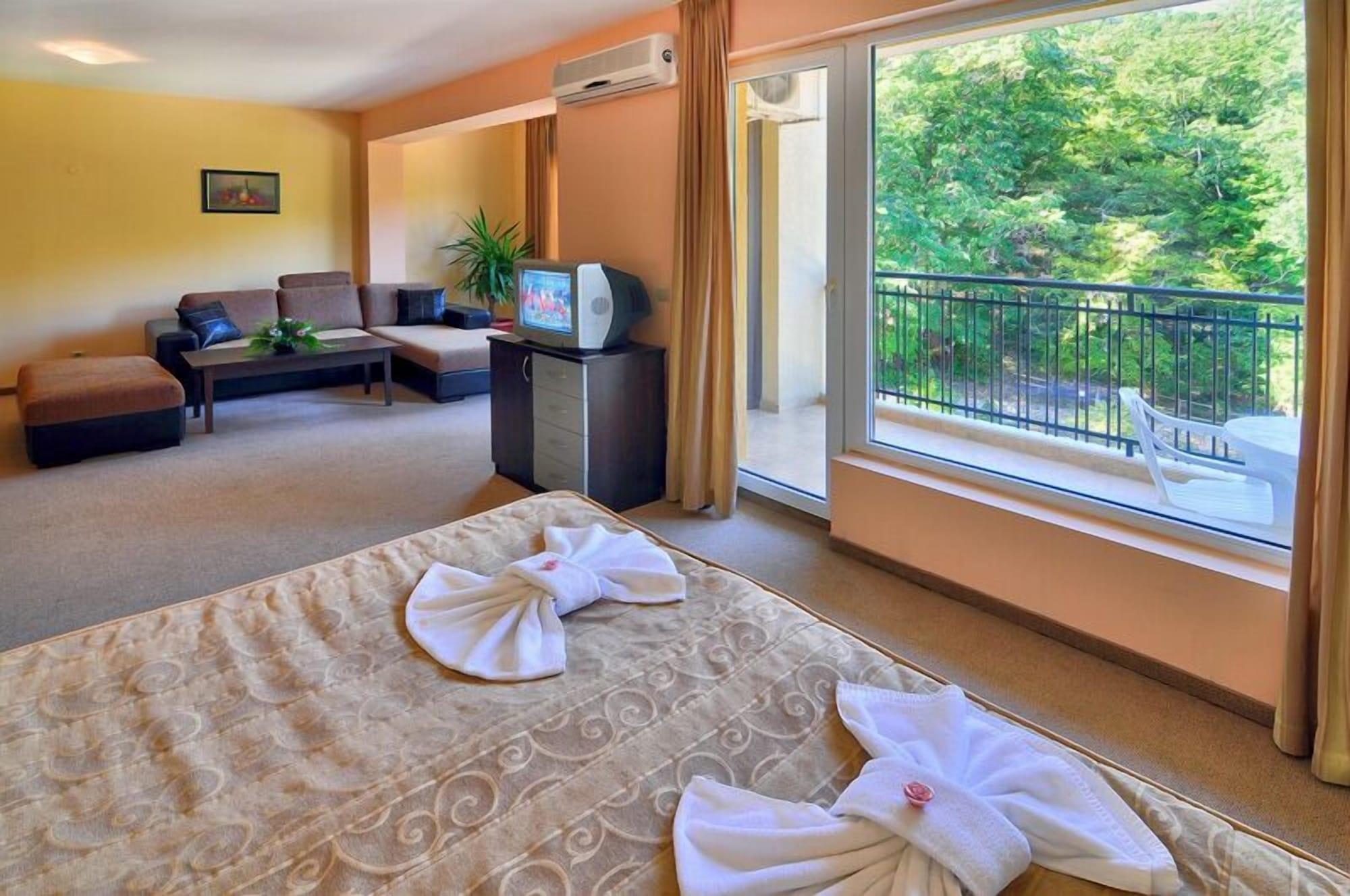 Hotel Paradise Green Park โกลเดน แซนส์ ภายนอก รูปภาพ
