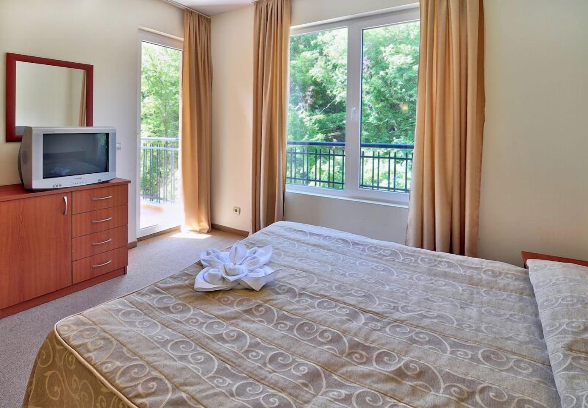 Hotel Paradise Green Park โกลเดน แซนส์ ภายนอก รูปภาพ